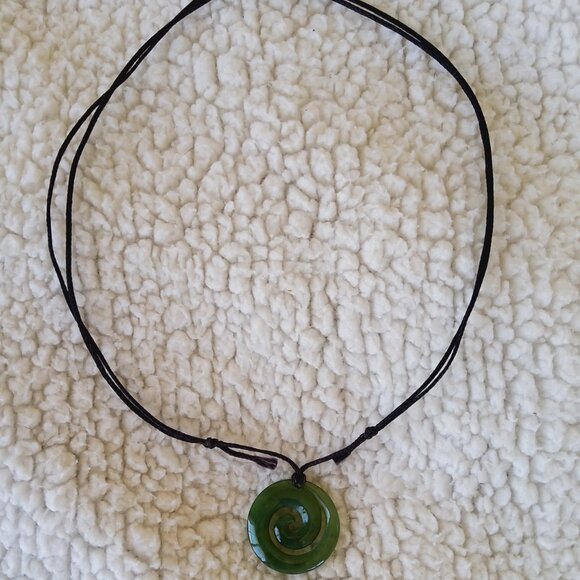 Greenstone Twist carving New Zealand Pounamu Jade necklace - Picture 4 of 4